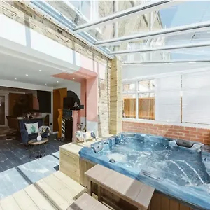  Holiday home Jacuzzi-Cinema-Tower Bridge